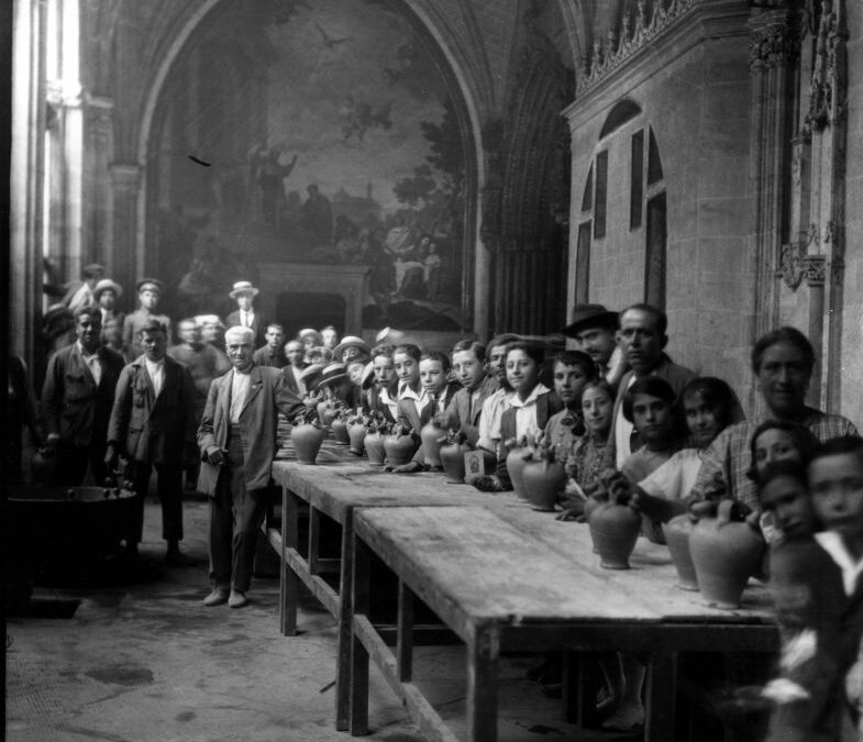 A beber agua en botijo a la Catedral de Toledo